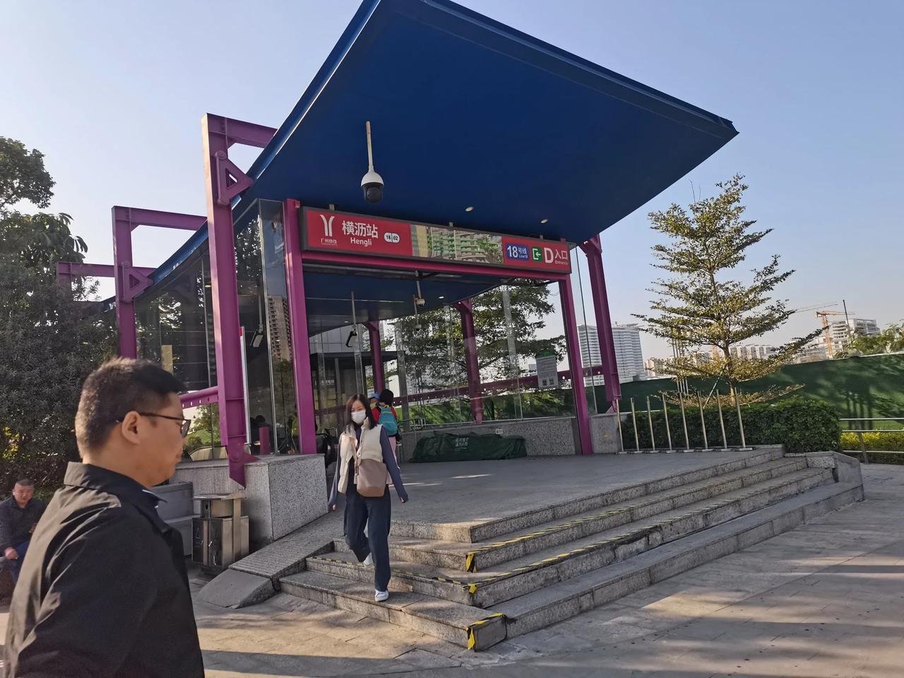 第一次坐广州地铁18号线，车辆宽敞，座位设计也不错。速度快捷（时速达160），有