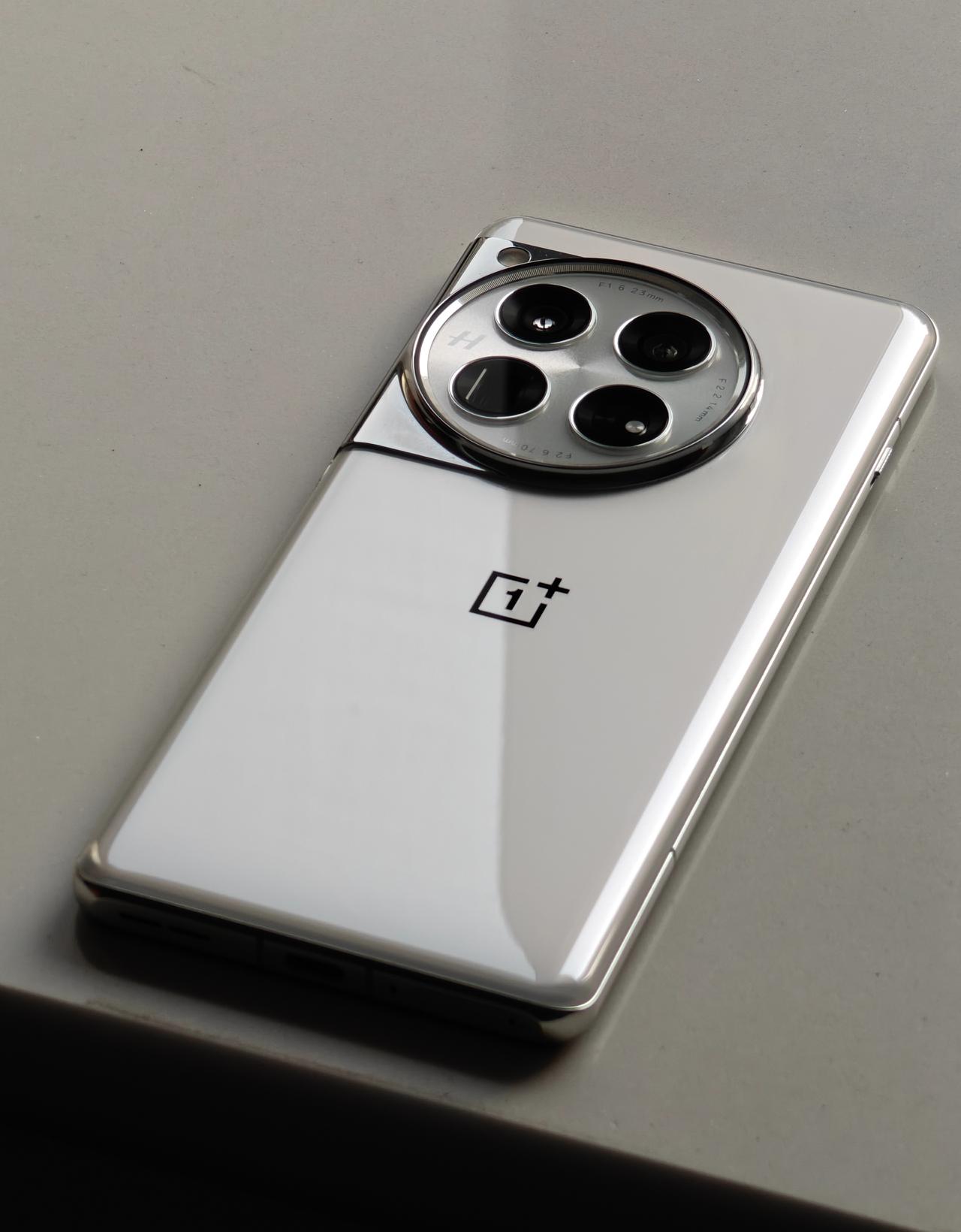 不管米粉承不承认，一加12都是目前4K价位中，最值得入手的旗舰机之一。

原因很