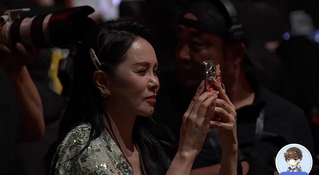 不禁感叹，现实里的伊能静真的老了。
儿子利恩获奖，伊能静一路跟拍，脸上洋溢着满满