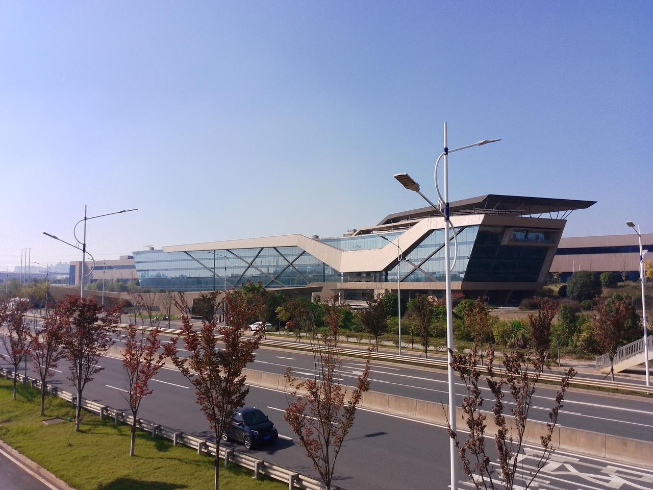 实拍被中联重科收购的泰富重工！
泰富重工湘潭工厂确实非常大，大门大气、办公楼气派