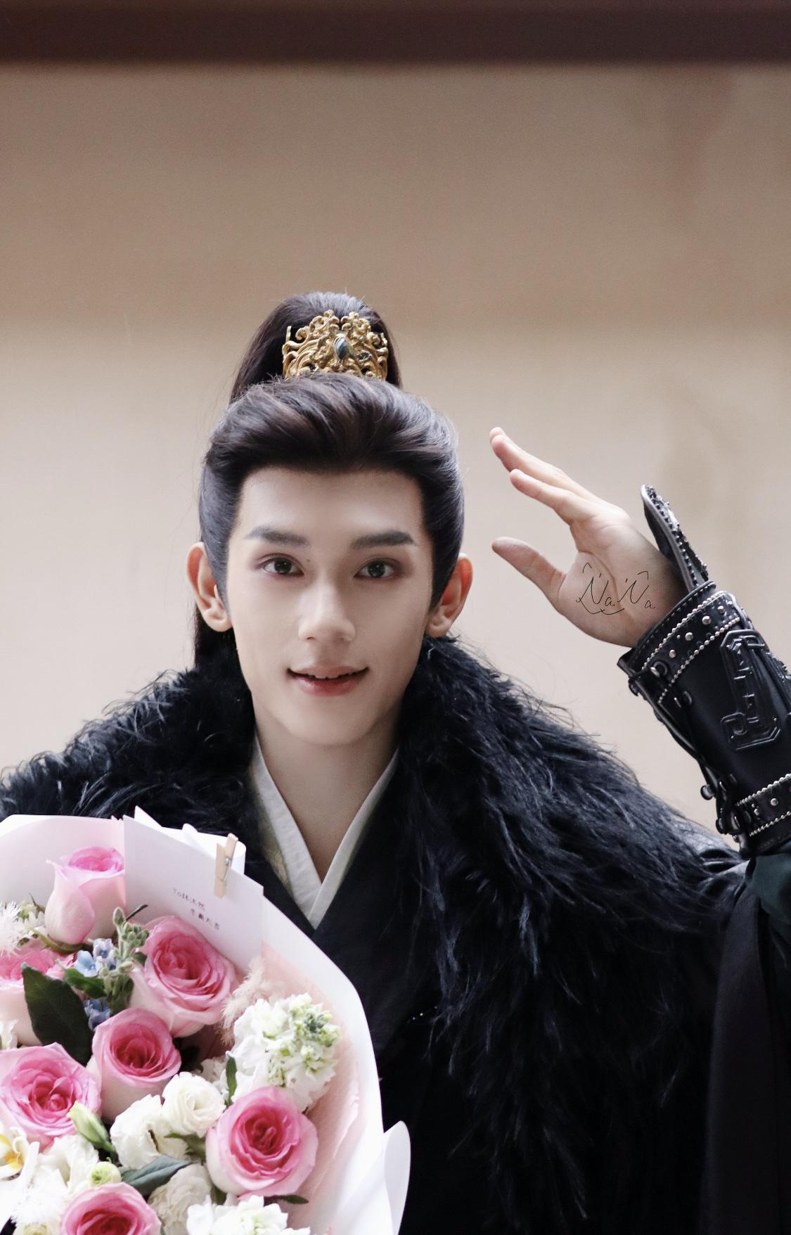 林沐然连夜飞北京哄女朋友，早上又飞回浙江拍戏。林沐然超爱的，但他女友很难评。
