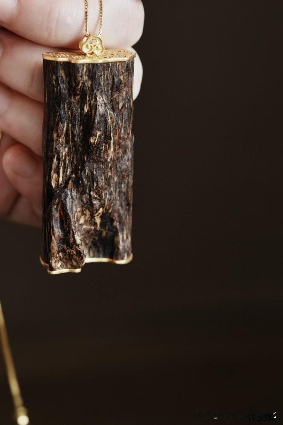 有些沉香，不靠形，靠气味立住。

这枚文莱软丝老料，油脂深藏，纹理如山雨之后的肌