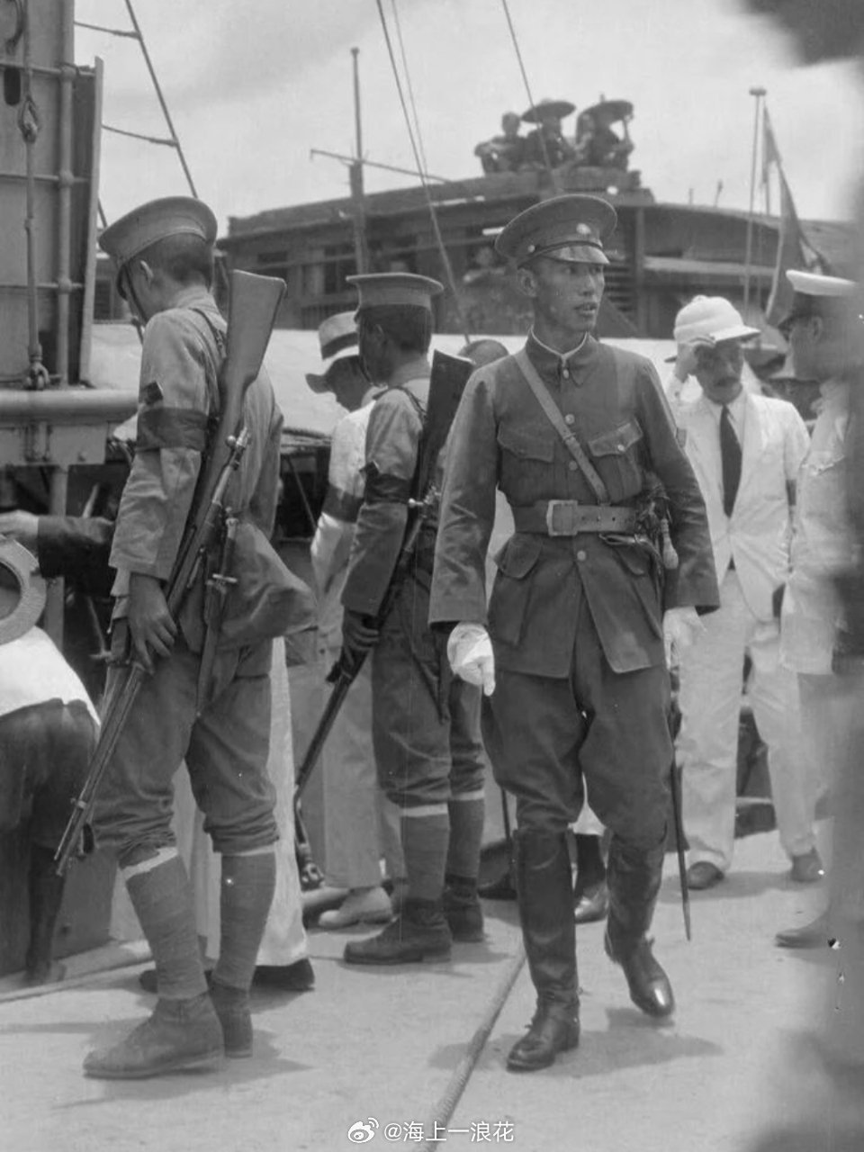 1925年黄埔军校校长蒋介石正在码头上集结黄埔学生军，准备东征讨伐粤军军阀陈炯明