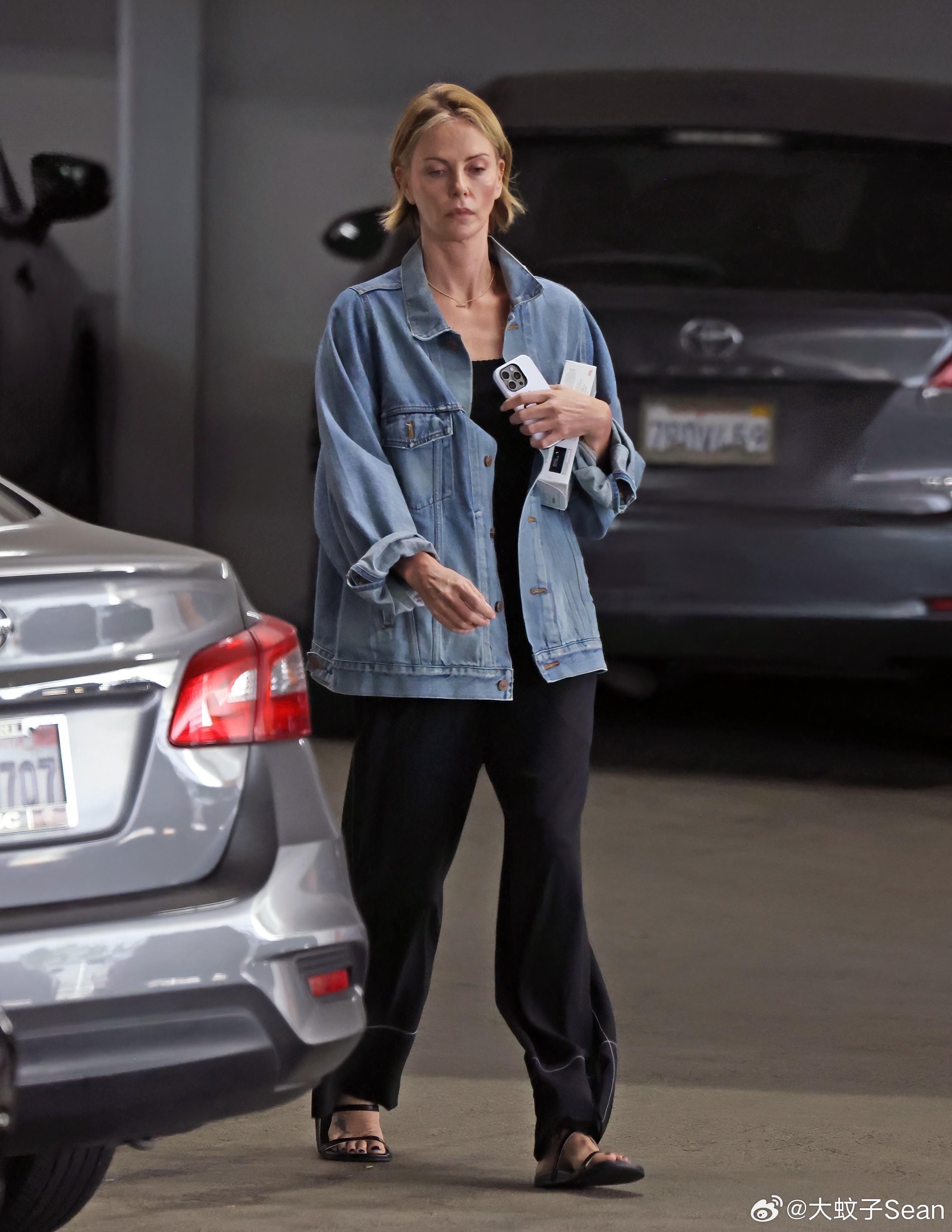 Charlize Theron查理兹塞隆在洛杉矶外出，办完事的塞妈离开大厦前往停