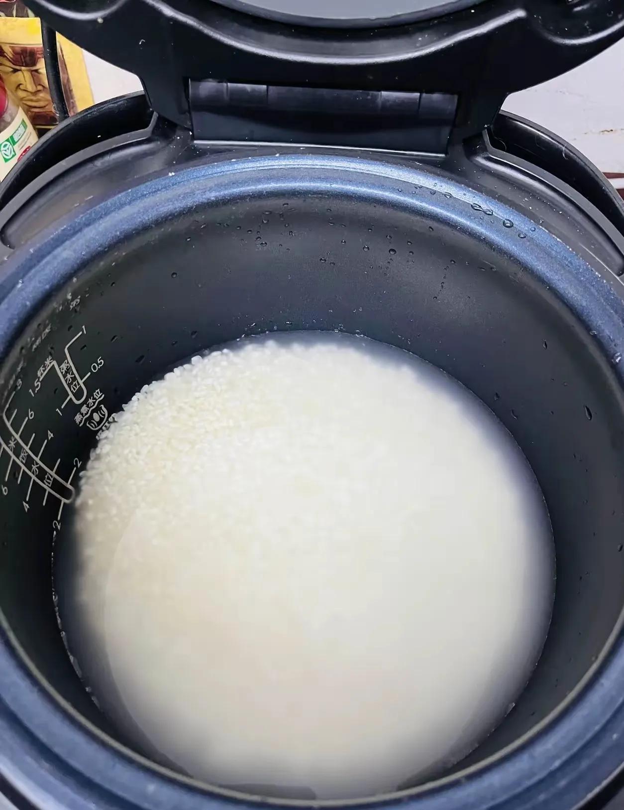 煮个饭还能把锅烧干！😅
这事我能笑自己半年。
 
昨天炖排骨汤，想着先把米饭蒸
