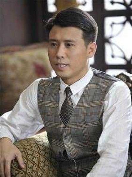 李乃文属于大器晚成的男演员。其实早在二十年前李乃文出演的《借枪》这个电视剧里的角