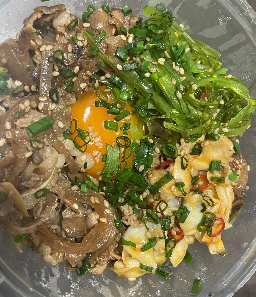 Z健身回来给我带了爱吃的那家牛肉饭～都吃了。脑子已经不转了，老婆晚安💤 ​​​