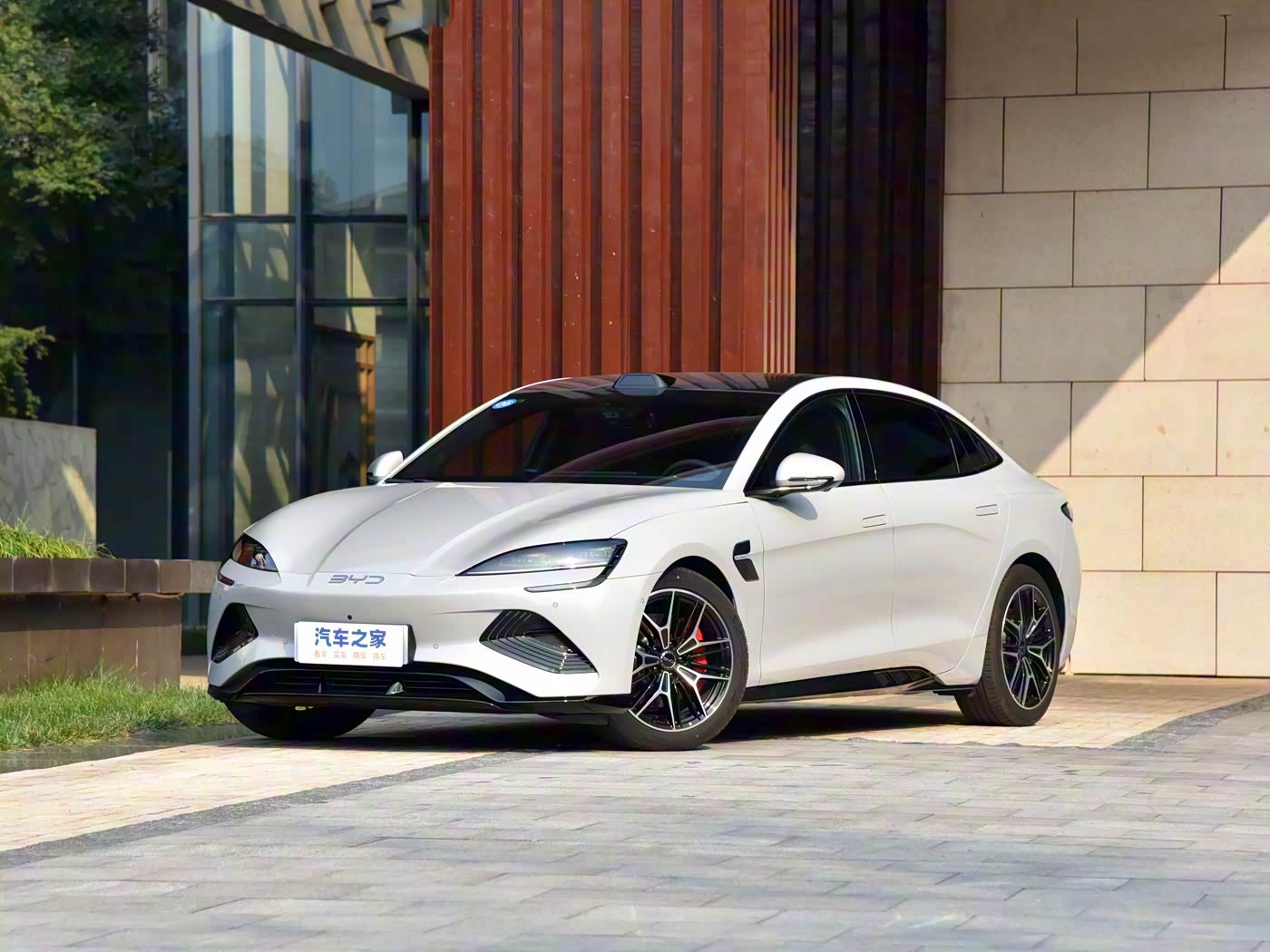 看到地库里的比亚迪海豹，引发了一些思考，海豹是最不比亚迪的比亚迪，它操控不错，样