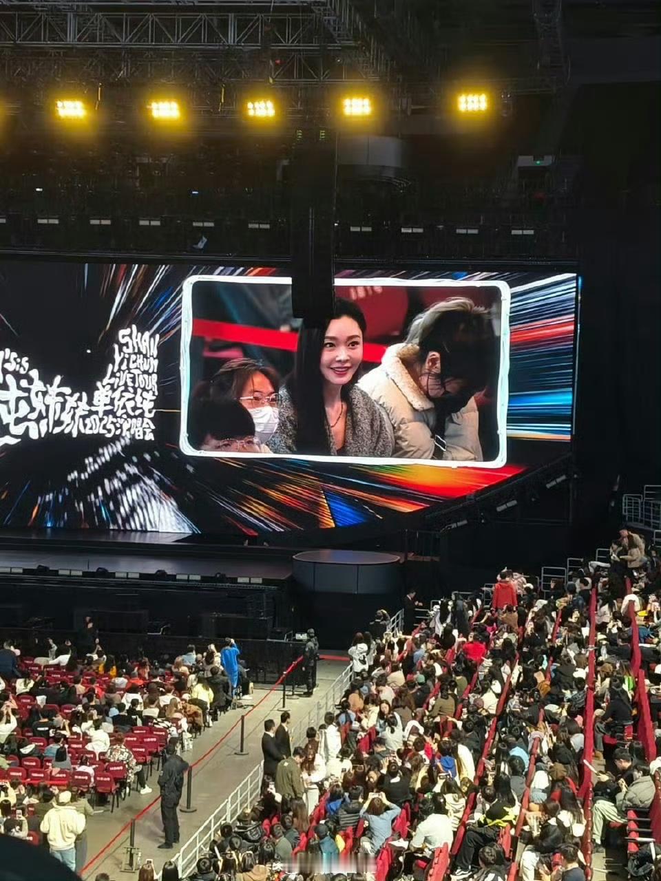 演唱会现场偶遇宋轶  在单依纯演唱会现场偶遇宋轶 果然美女爱看美女！！宋轶今天居
