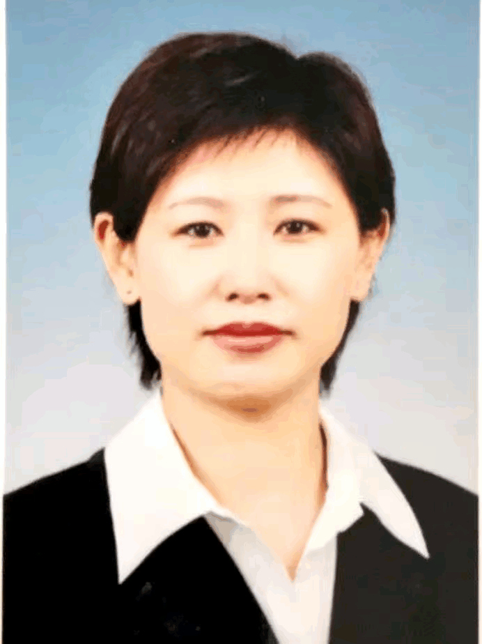 美女干部当政的时候颜值很高，落马后判若两人，得意时风光无限，失意时如落配的风凰，