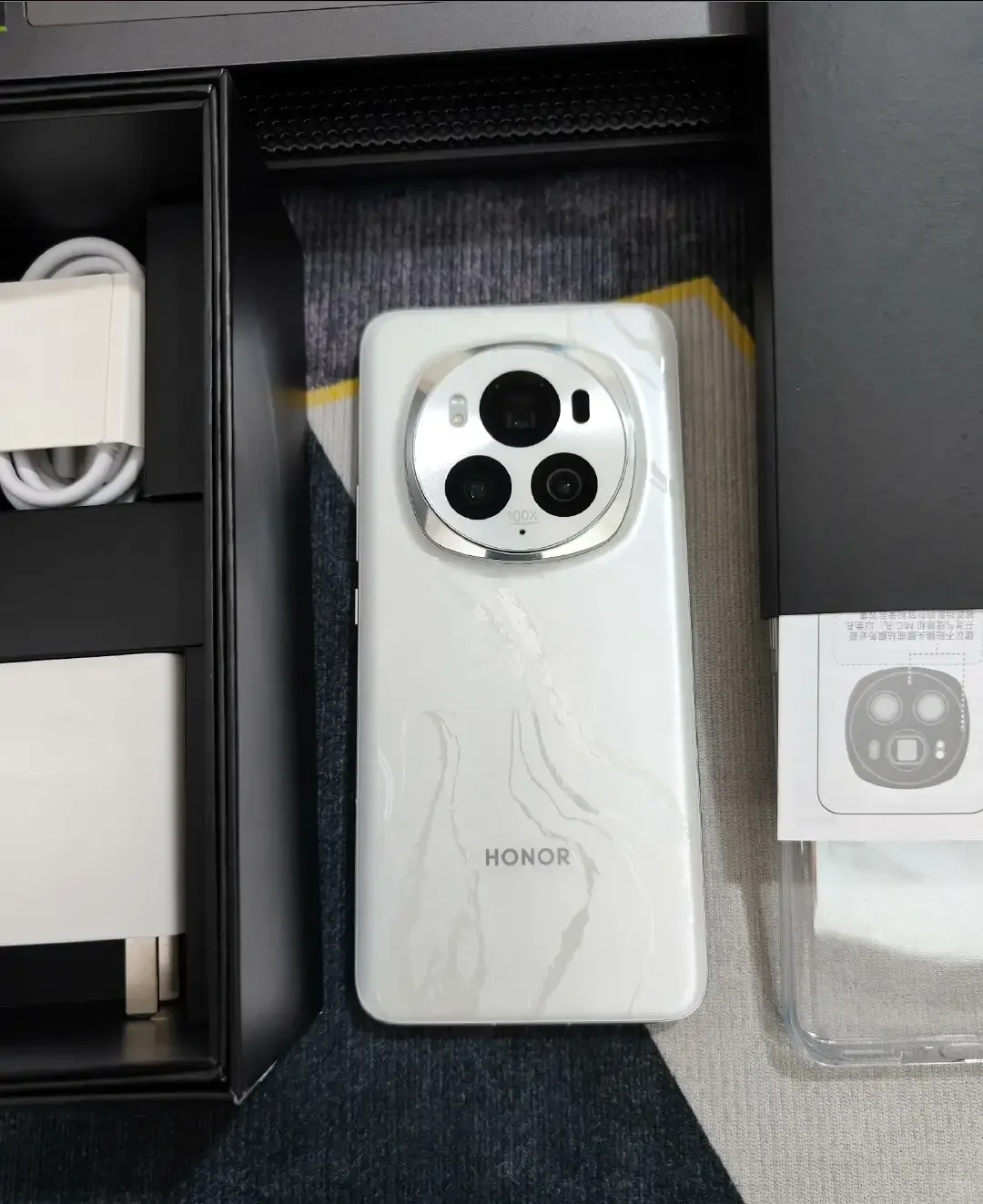 同样是白色手机，荣耀Magic6Pro、华为PuraP70 pro、苹果15Pr...