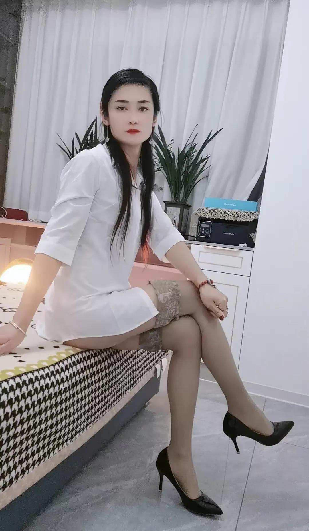 国字脸极品美女，白衬衫，白丝袜，红指甲，身材高挑完美，火辣迷人