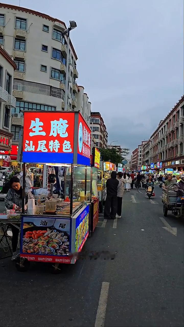 今天终于来了粉丝朋友介绍的汕尾二马路美食街，真的是好多好吃的，一路逛一路吃。
牛