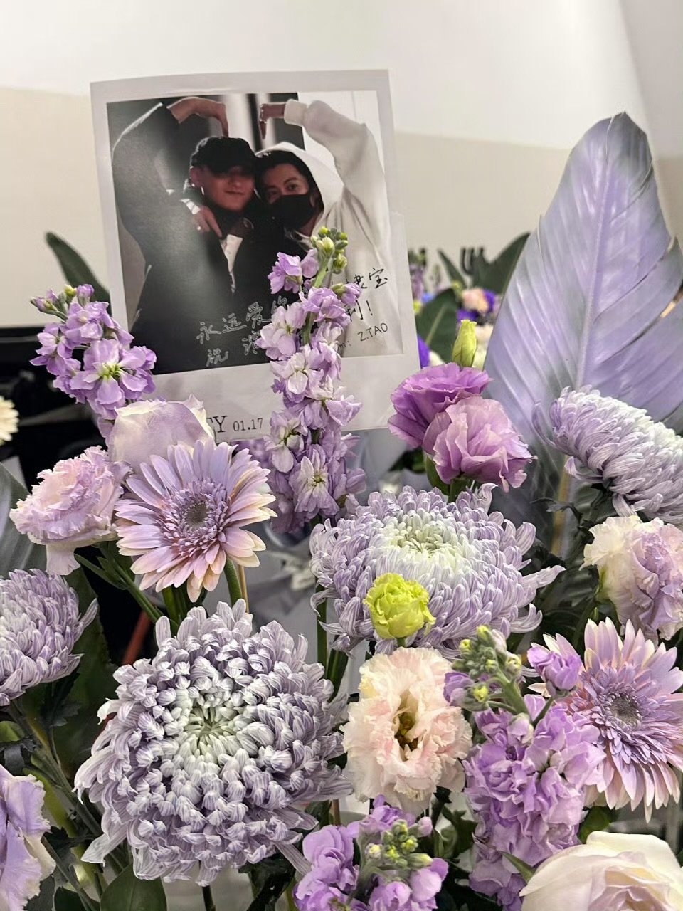 黄子韬给王鹤棣送33个花篮黄子韬给王鹤棣送的演唱会花篮黄子韬给王鹤棣送33个花篮