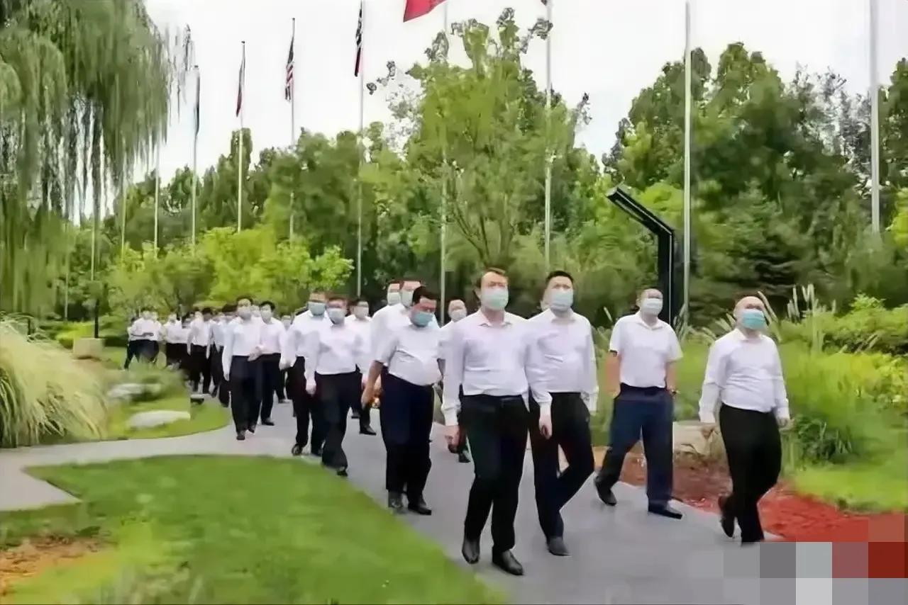 大家能看出这群人里面哪个是级别最高的领导吗？
说实话，穿着整齐的白衬衫和西裤，再