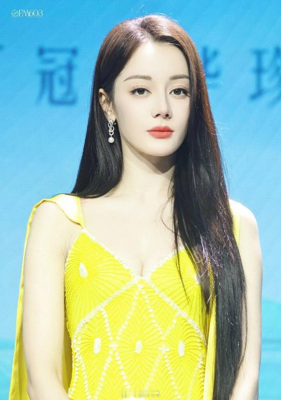 迪丽热巴今日活动着黄色长裙，生图状态满分，黑长直太爱了[哇] ​​​