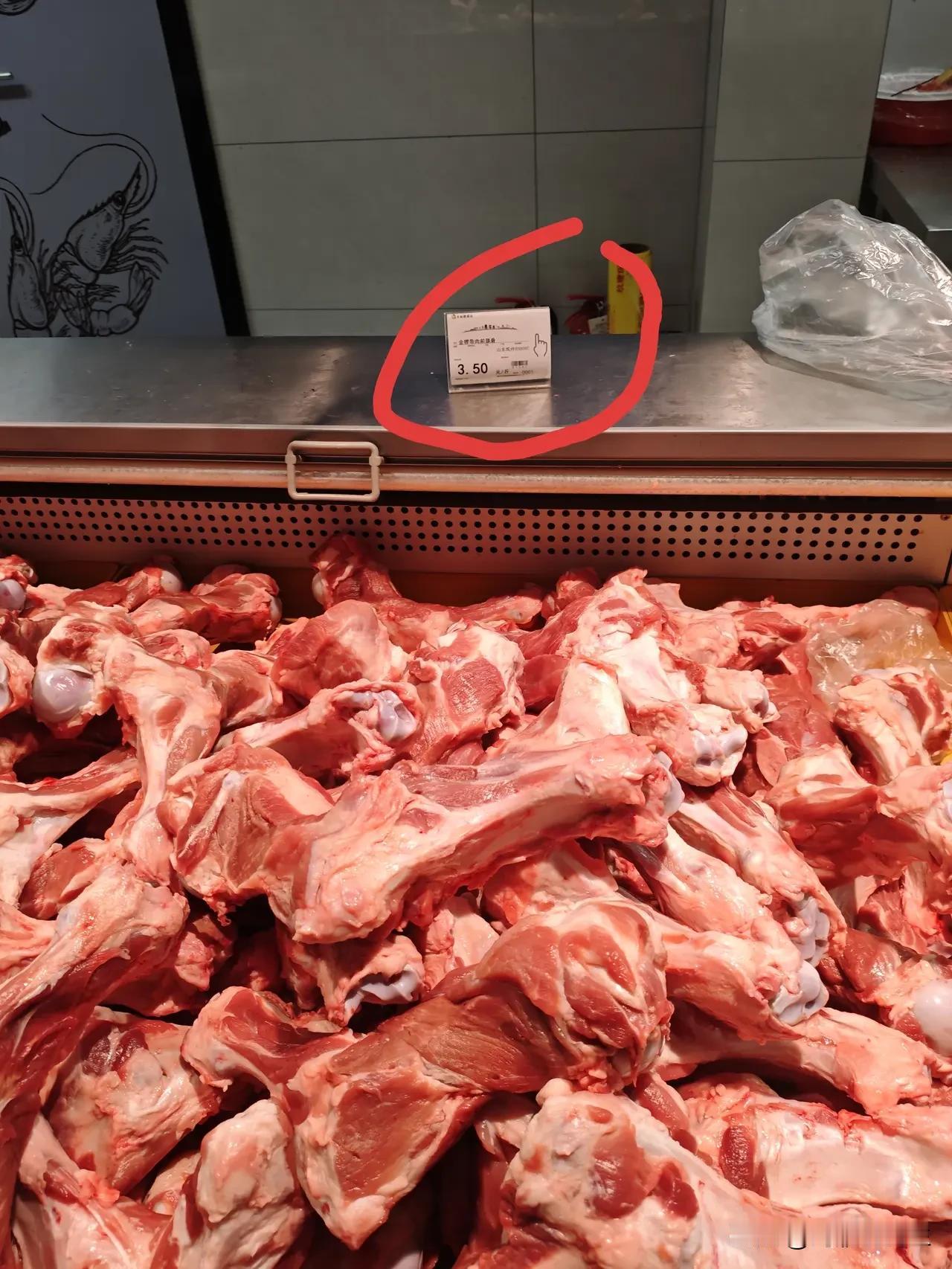 我爱逛街，很少有人像我这样吧，因为我是做百姓民生栏目的，必须到一线市场中看物价，