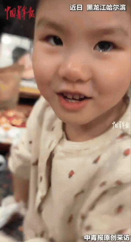 破大防了！

外公去接孙女放学，顺手帮她整理了下书包，看见里面有个皱巴巴的纸团，