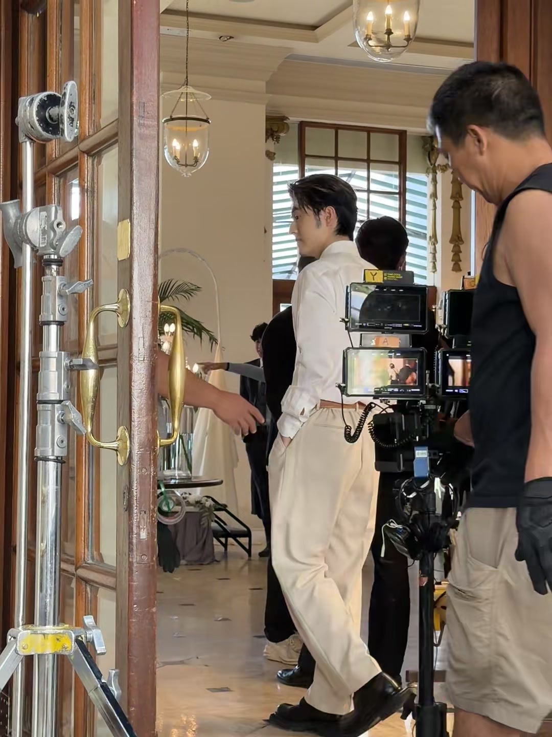 毓言cp毓言cp 卡子哥拍戏被偶遇了 真的好帅啊 