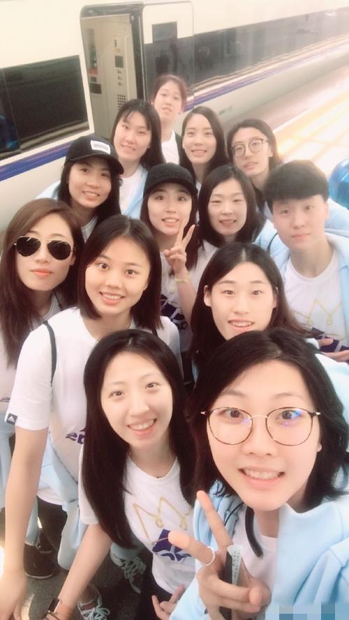 13位女排姑娘大合照：我认出了戴着眼镜与指环的袁心玥，秀发垂肩的丁霞，樱唇榴齿的