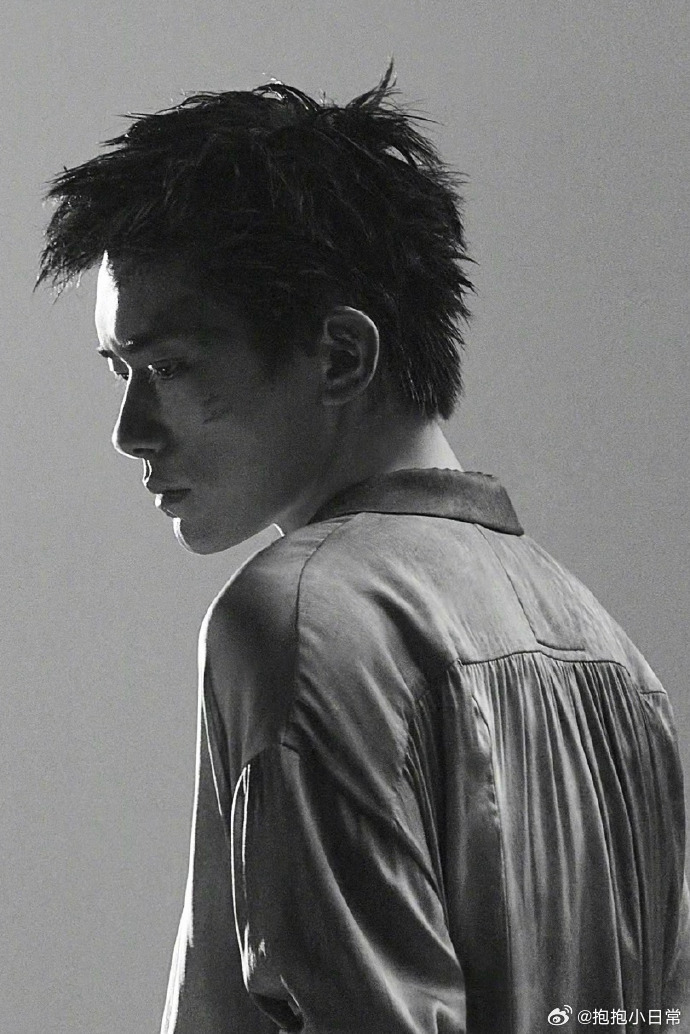 易烊千玺荷兰舞蹈影像节潜息片段易烊千玺潜息视觉张力荷兰舞蹈影像节的《潜息》竖屏片