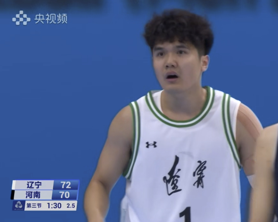 小庄这还得练啊，突破时候进攻犯规了！ 