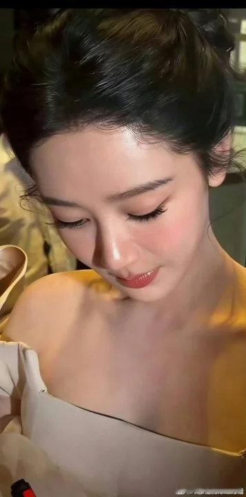 杨紫肤如凝脂具象化杨紫这个皮肤简直肤如凝脂具象化了！杨紫皮肤好到像开了磨皮这么怼