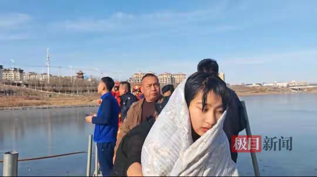 女孩行为彰显社会担当👍