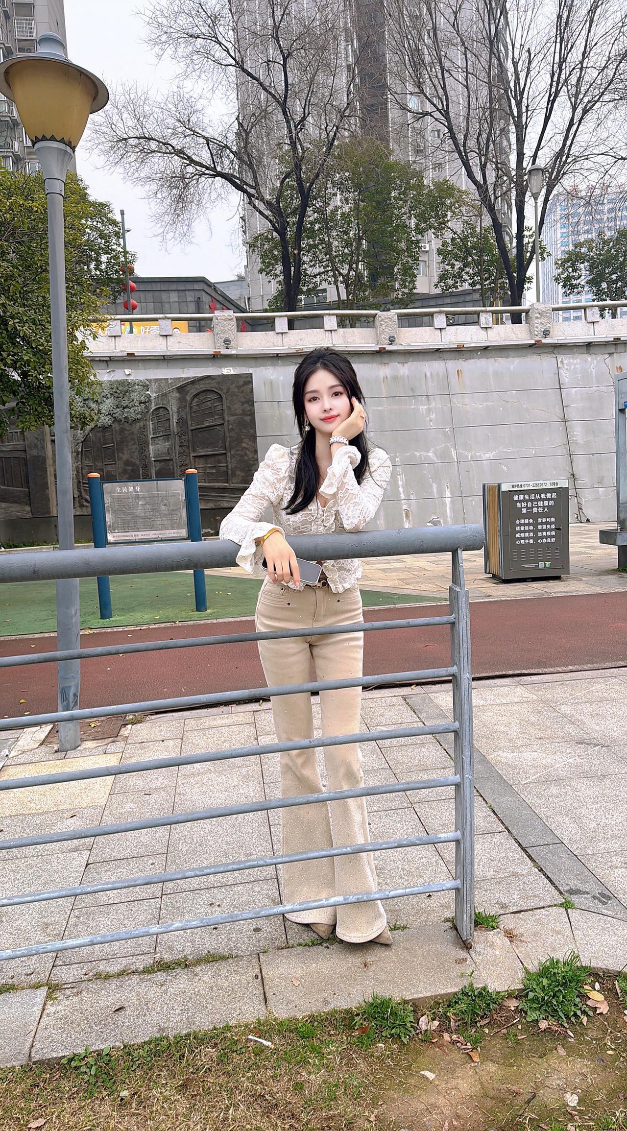 “只有几天就要过年了，小时候的过年，是一种期盼，长大后的过年，是一种回忆，好像我