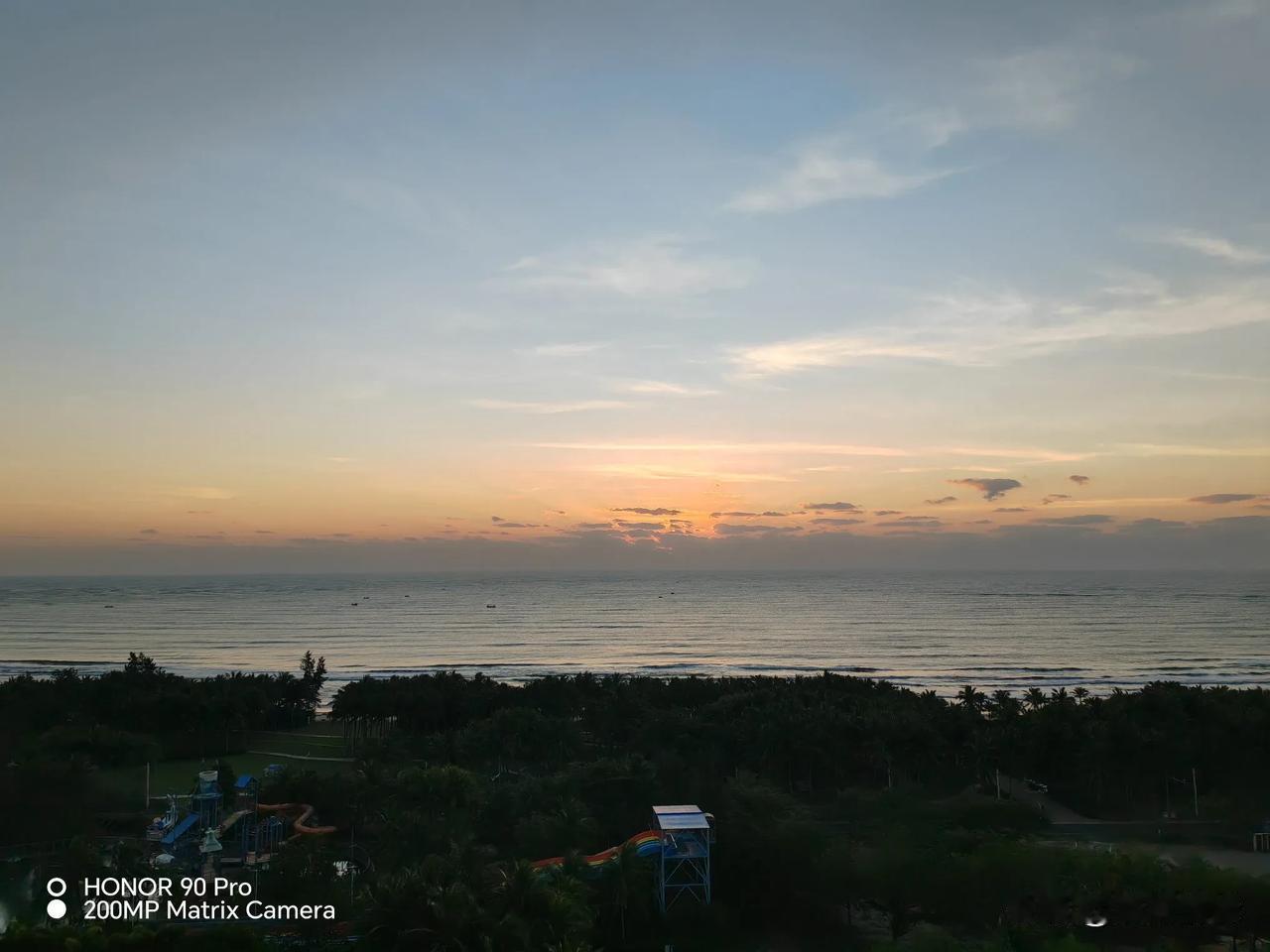 今天早晨在海南琼海博鳌拍得一组日出照片，分享如下。