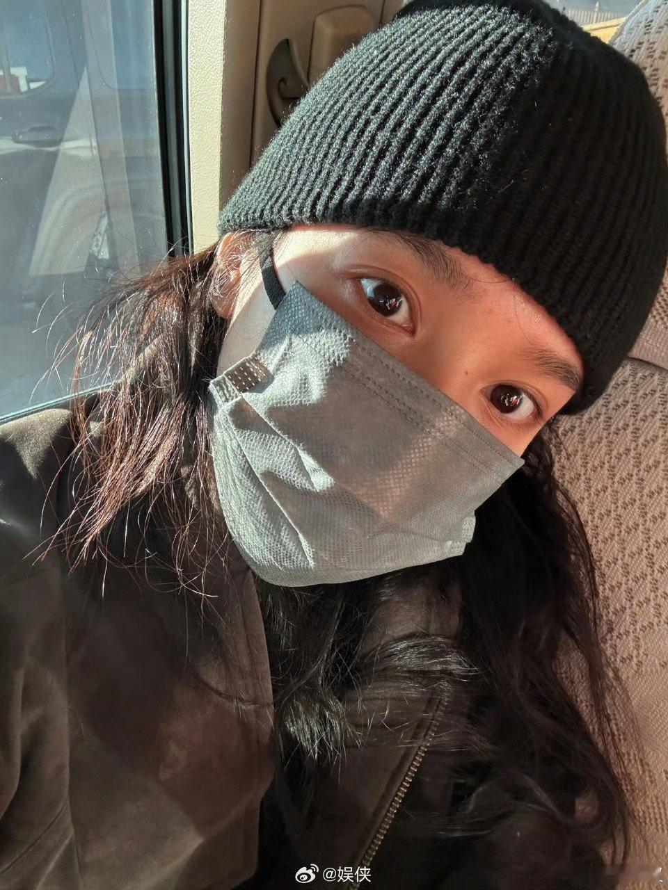 张婧仪抽中范丞丞送的礼物谁能想到精心准备的鞋子没能送出去，反而珍藏的电影海报被张