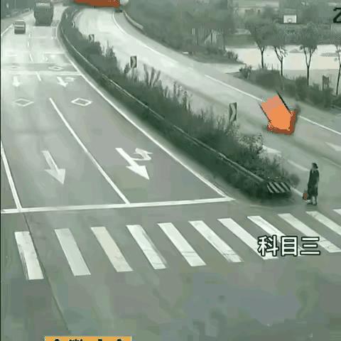十次交通事故九次因为抢，图中这大妈标准是“抢”S，幸亏没有压住，看着揪心啊！！[