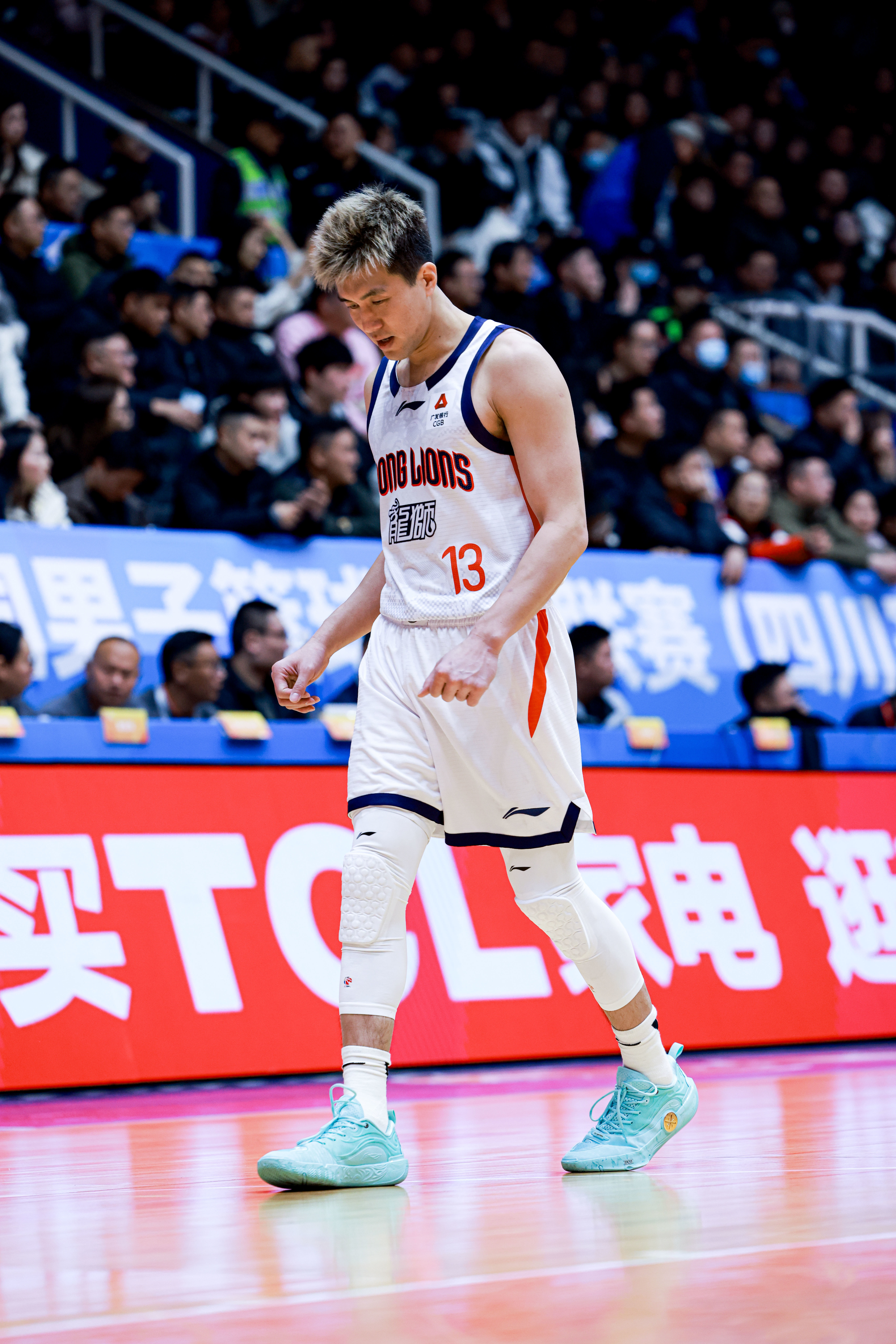 用单场16分开启第16个赛季，郭艾伦复出首战帮助龙狮拿到开门红。记不清上一次他穿