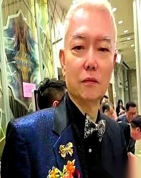 大佬出殡，他站在家属旁边。
有人让他坐，他摆摆手，轻描淡写一句：站习惯了。
就这