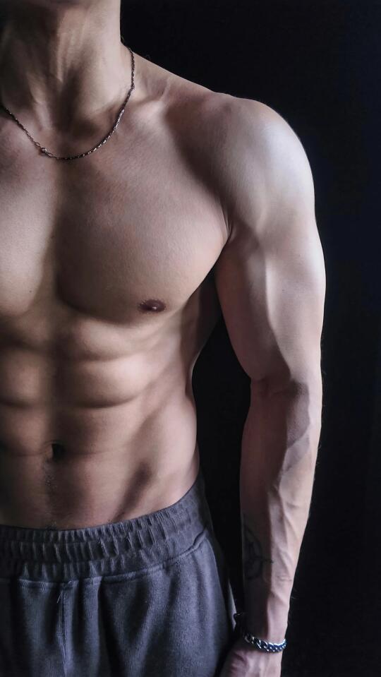 一定要去练练腹肌！腹肌男