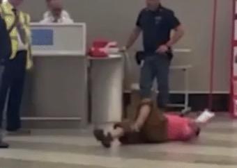 超重行李被拒登机，中国女子当场“撒泼打滚”抗议被拒飞

由于随身行李超重需支付额