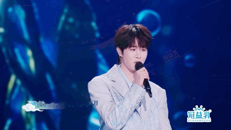 田嘉瑞唱歌对我眼睛很好 循环播放田嘉瑞《蔚蓝新生》！又苏又稳的嗓音太迷人，闪钻西