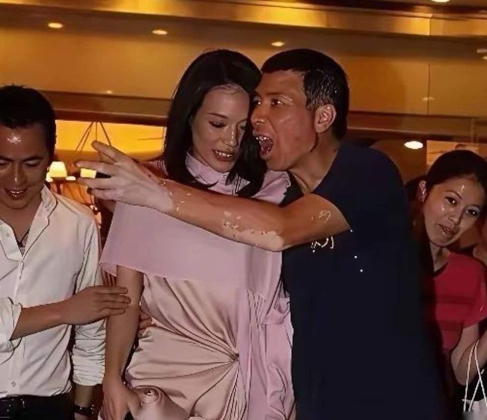 舒淇在冯小刚面前，像被保护的小女人一样，她都不敢直视冯小刚，挡着的那只手看着确实