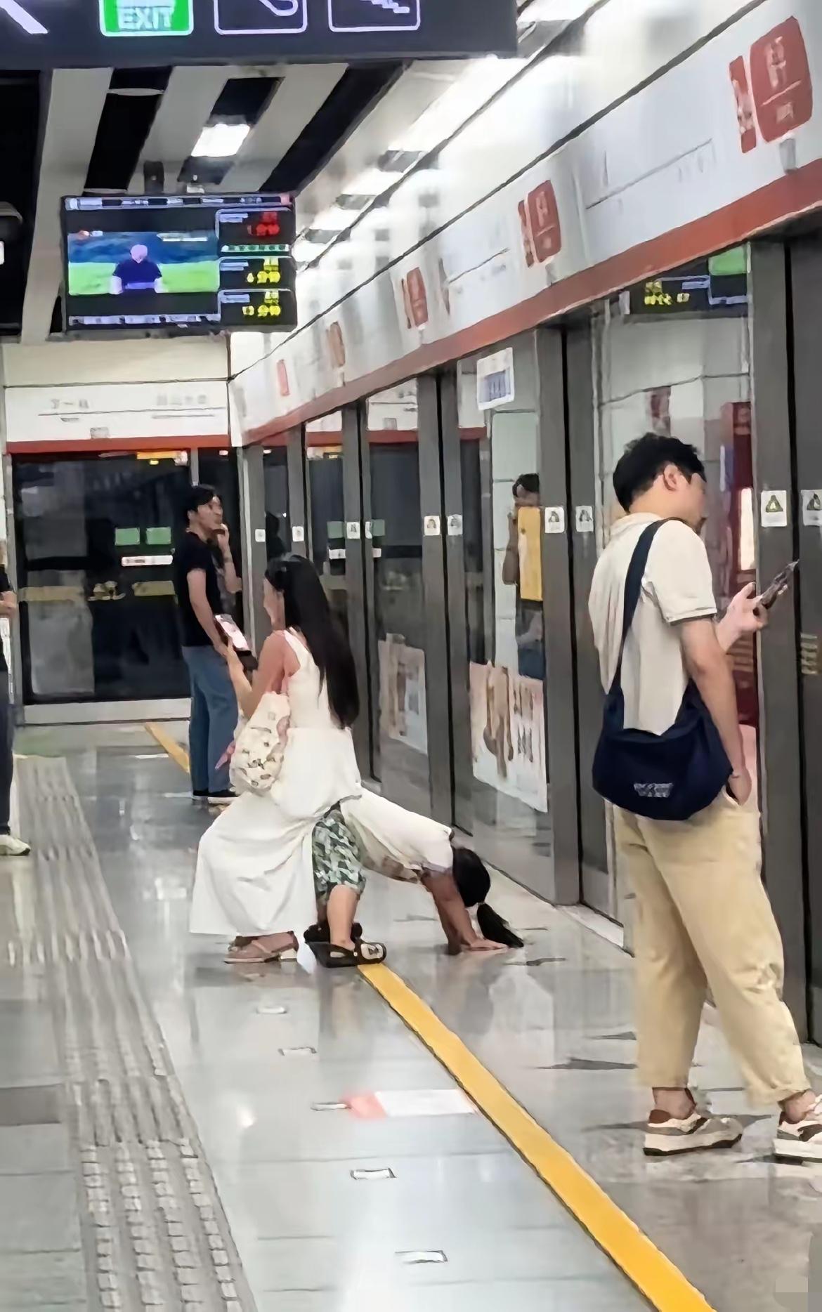 下班坐地铁
一整个被震撼住
一个超年轻的00后妈妈

女儿竟然撅着屁股，让妈妈坐