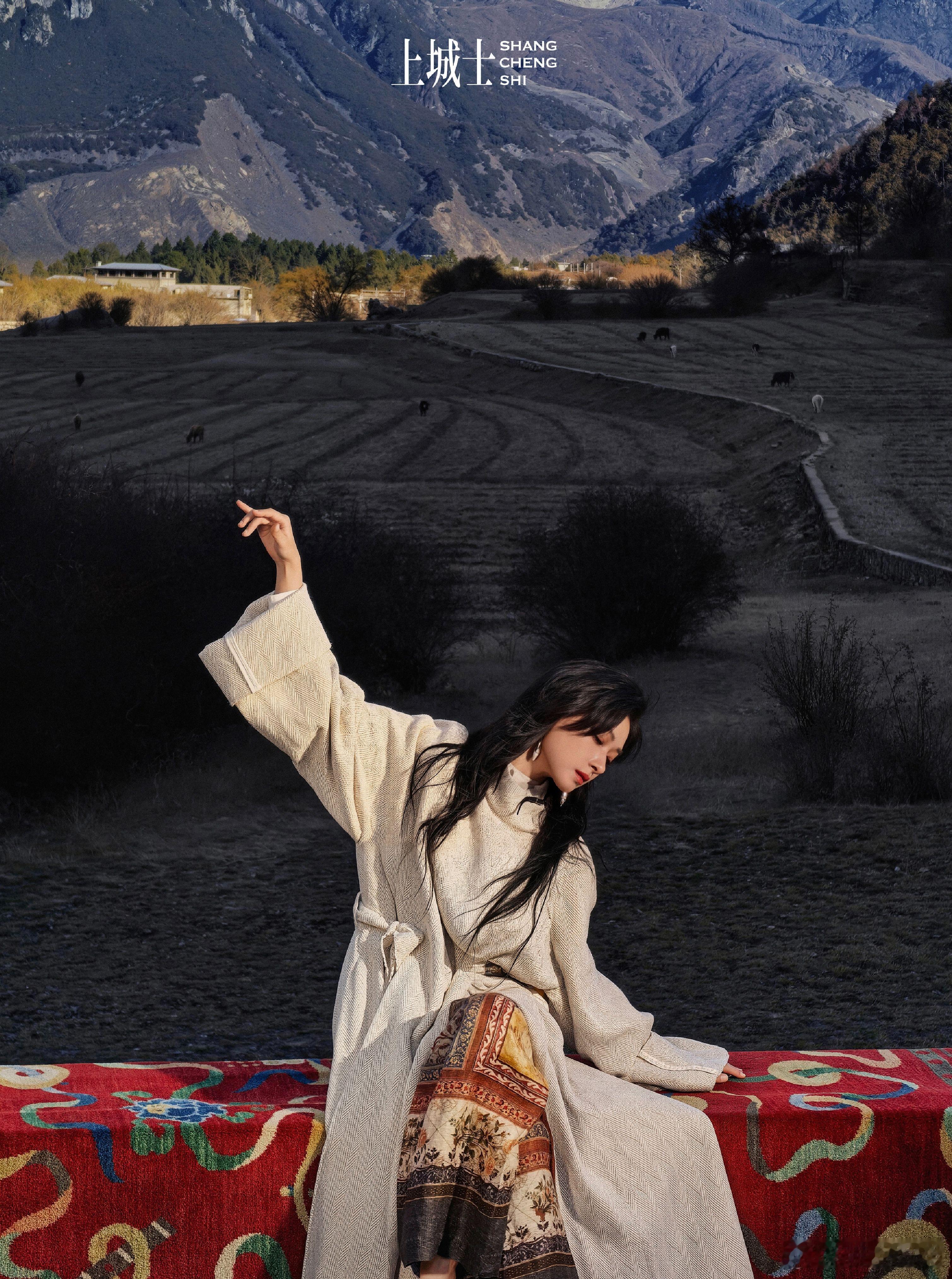 上城士把万茜拍得好有故事感上城士镜头下的万茜也太有魅力了！西藏林芝的雪山作为背景