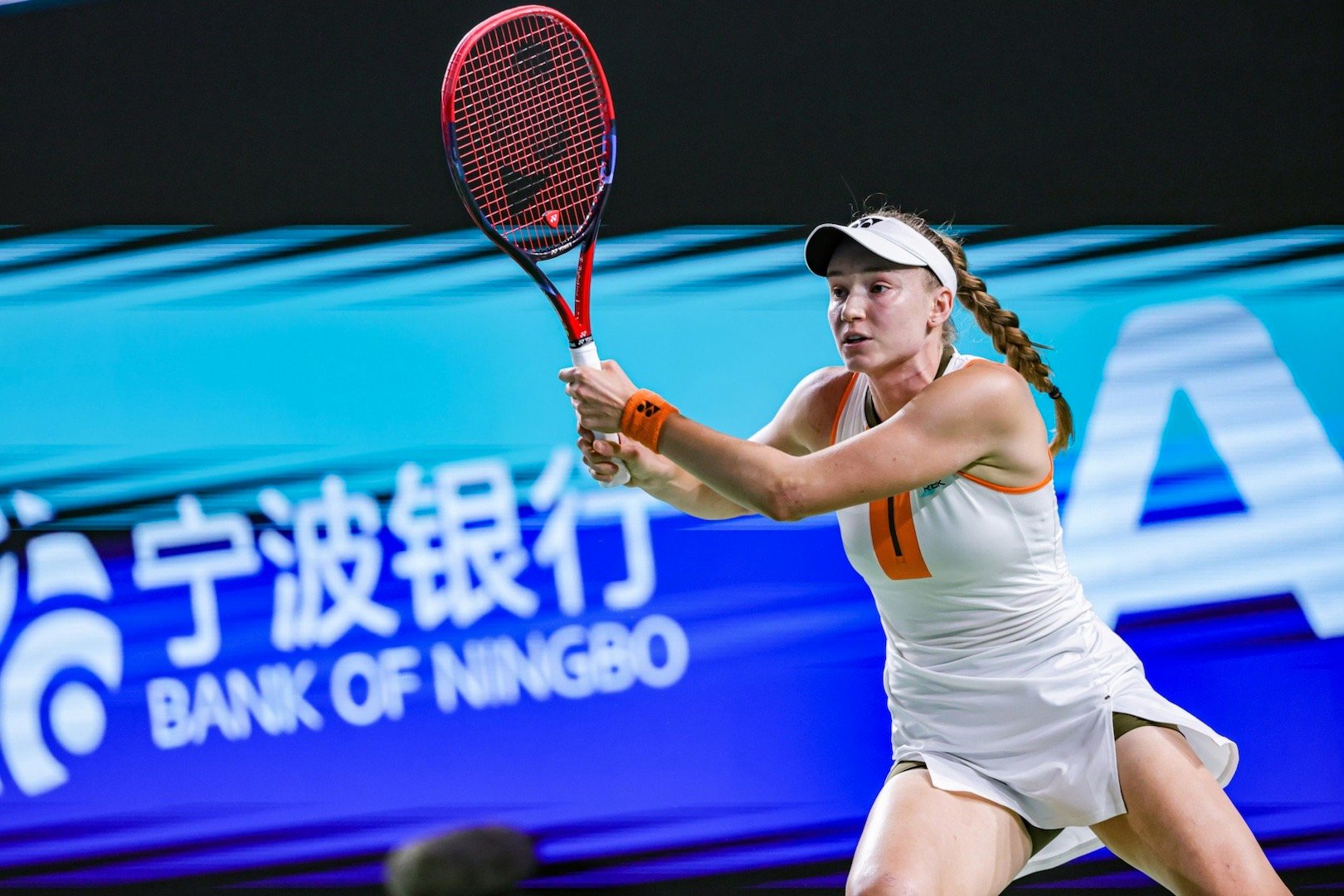 莱巴金娜依靠一波连胜9局的进攻高潮，以3-6、6-0、6-2强势逆转亚历山德洛娃