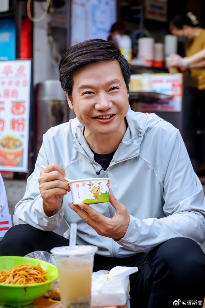雷军在武汉过早 接地气的总裁，看的我都流口水，等去武汉也要打卡一下。 