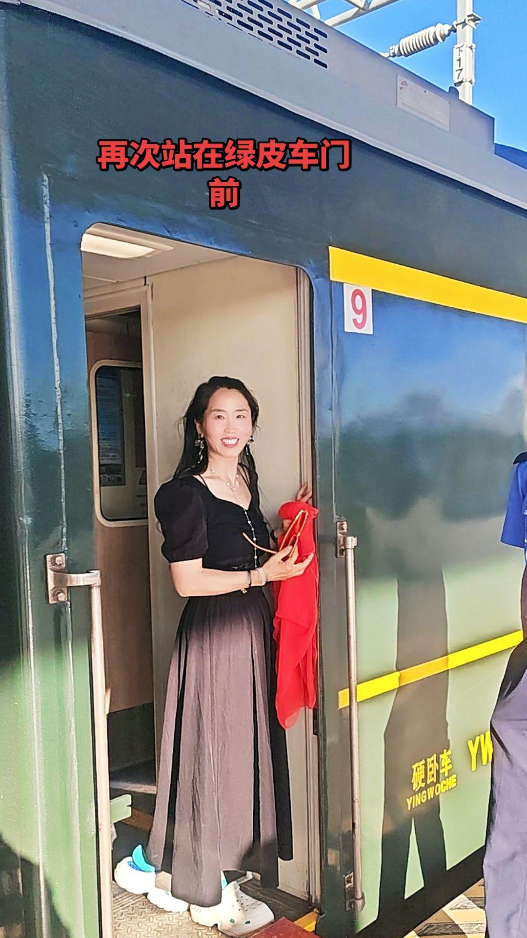 再次站在绿皮车门前，仿佛穿越了时空。
想起18岁那年，我们也曾这样挤在硬座车厢，