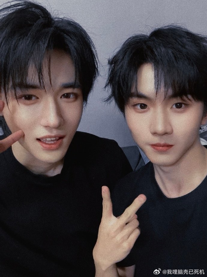 马嘉祺宋亚轩比耶合照马嘉祺祝宋亚轩22岁不止双倍惊喜和快乐马嘉祺祝宋亚轩22岁不