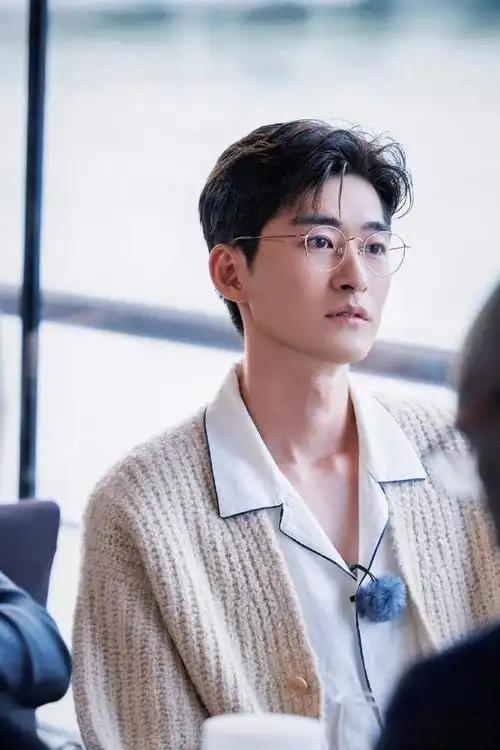 清爽感是最好的“去油”神器

张翰这次是真的“洗尽油光”了。
路人镜头下，他穿着