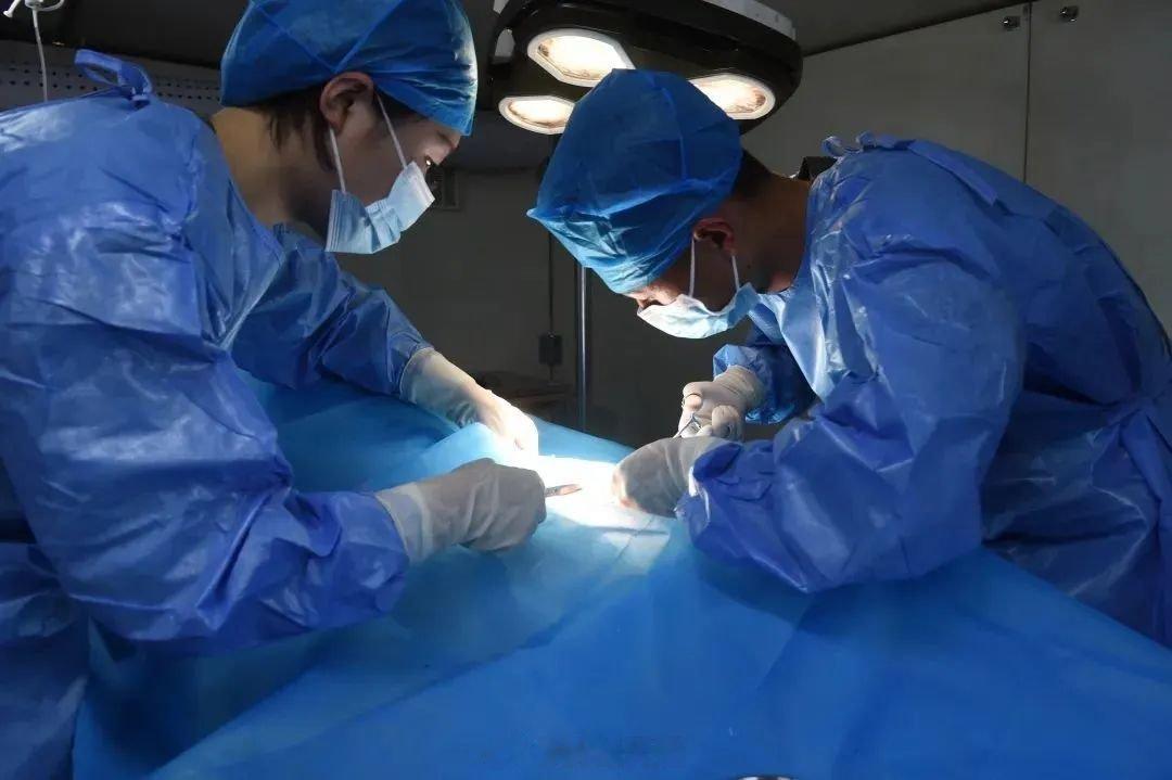 “青春的汗水浇灌扎根基层的火种，浸润理想的鲜花，踏上新的征程迎接新的使命，夏日的