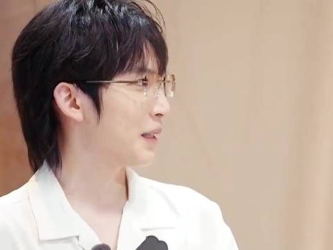 这是直接把嘉宾室搬到现场了吧 马天宇跟张萌全程吃瓜脸，一线吃瓜位置
马天宇：比起你们我那点事也算事？