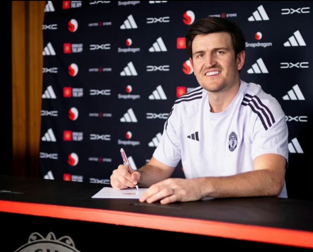 英格兰中卫留队！曼联官宣33岁马奎尔续约1年，附带1年续约选项曼联官方宣布，与3