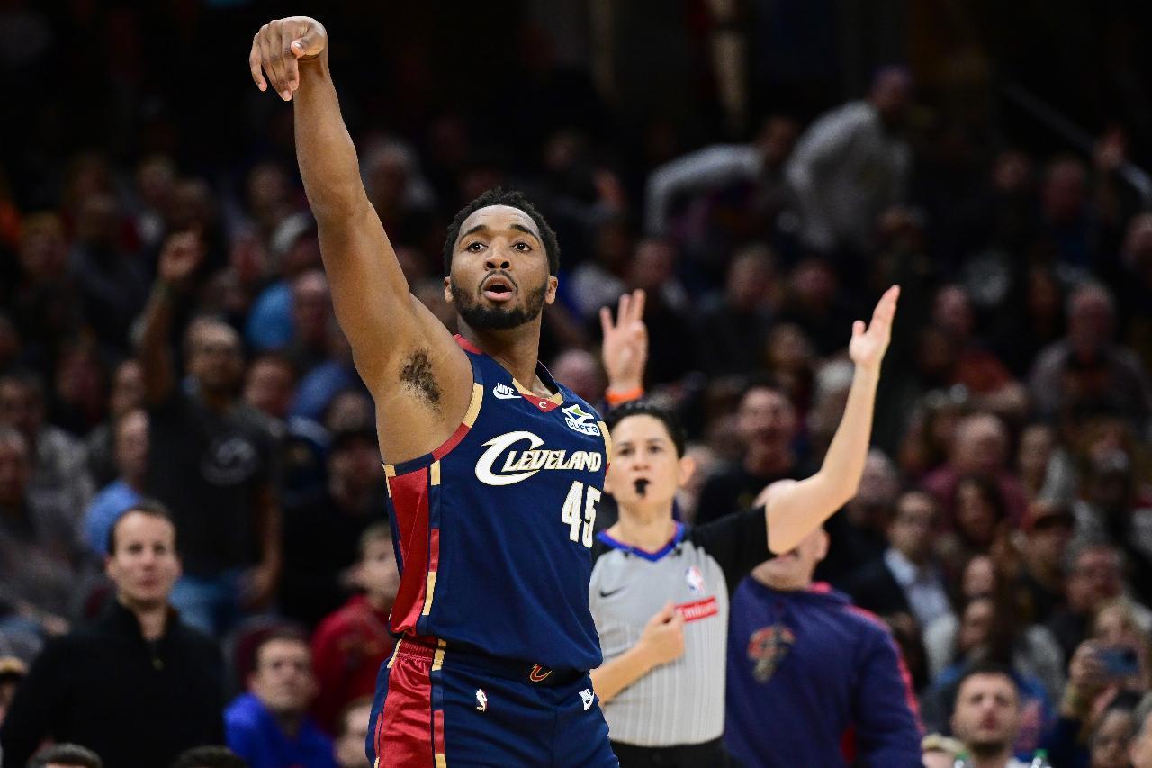 基本操作！米切尔22投11中&三分11中4 砍下32+9+5&正负值+13大球三