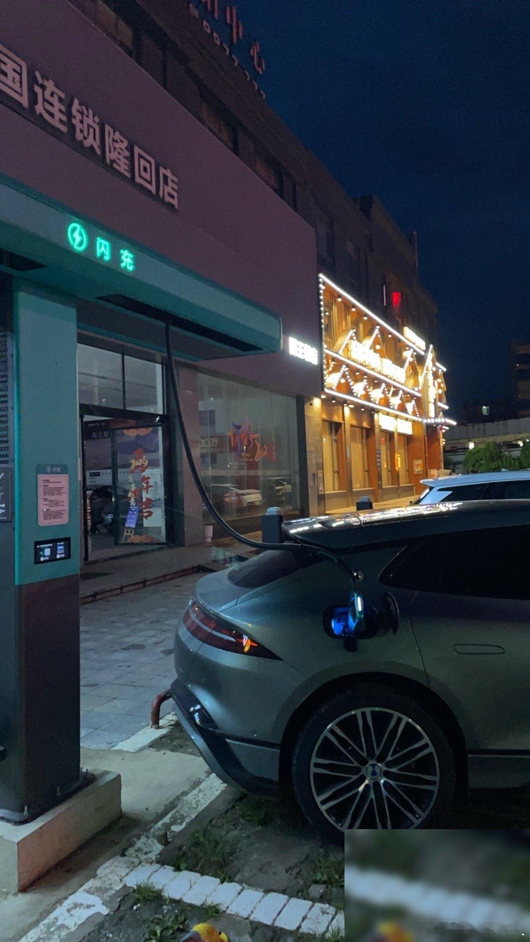 刚提车第二天就从潮州一路干到成都，来回四千公里，全程智驾基本没怎么操心，底盘稳得